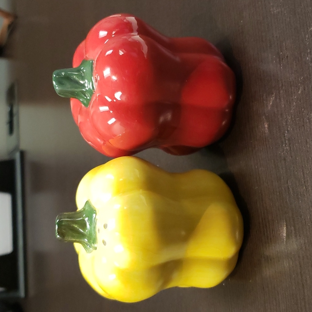 NWOT Ceramic Yellow & Red Pepper Shakers - Picture 1 of 4
